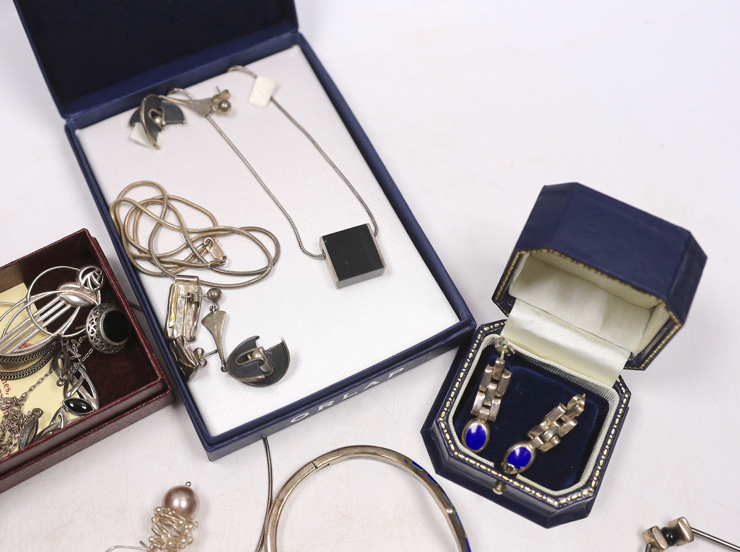 Contemporary silver, 925 and other white metal jewellery including necklace and matching bracelet, earrings, rings, bracelets, etc.